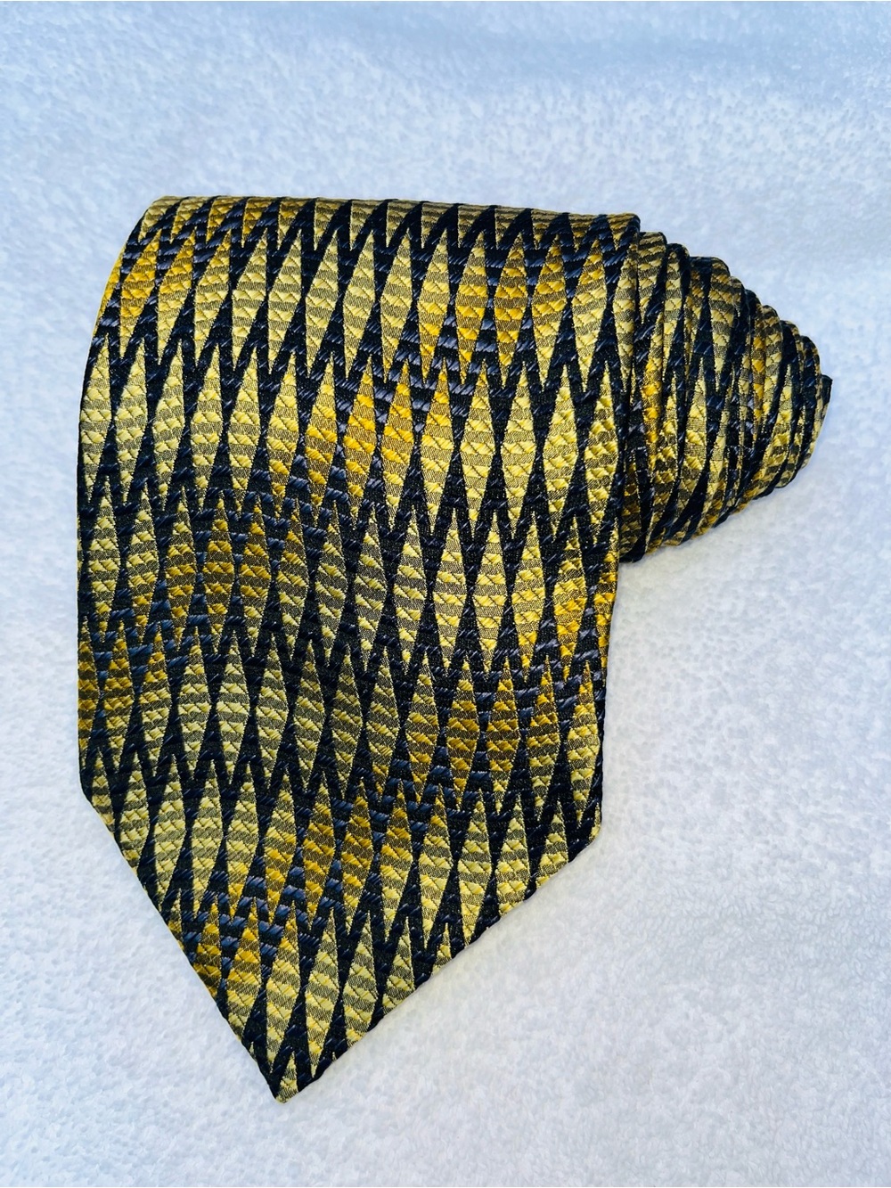 Gino Rossini Men's Black and Gold Textured Zigzag Tie
